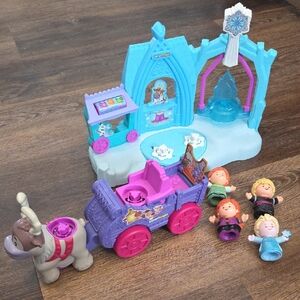 Fisher-Price Frozen-themed Castle Playset with Purple Carriage & Pink Wheels